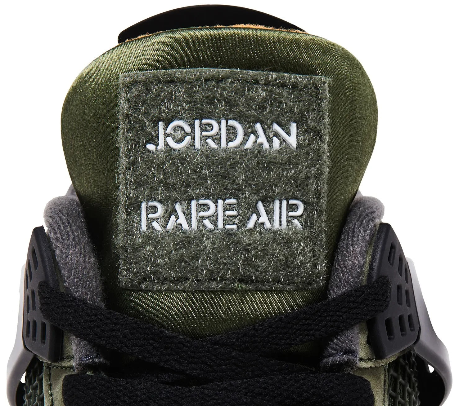 Air Jordan Retro 4 x Undefeated IB1519-200